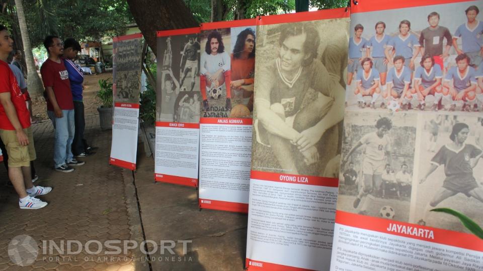 Deretan banner hitam putih dan berwarna mengenai masa keemasan Persija di masal lalu.